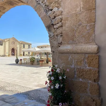 Apartahotel Saint George's House & Pachino