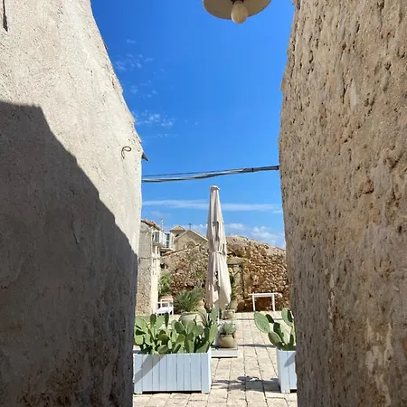 Saint George's House & Pachino