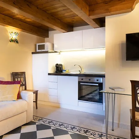 Saint George's House & Aparthotel